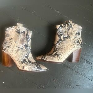 Gibson Latimer snakeskin print goat leather ankle boots size 8 pointy toe